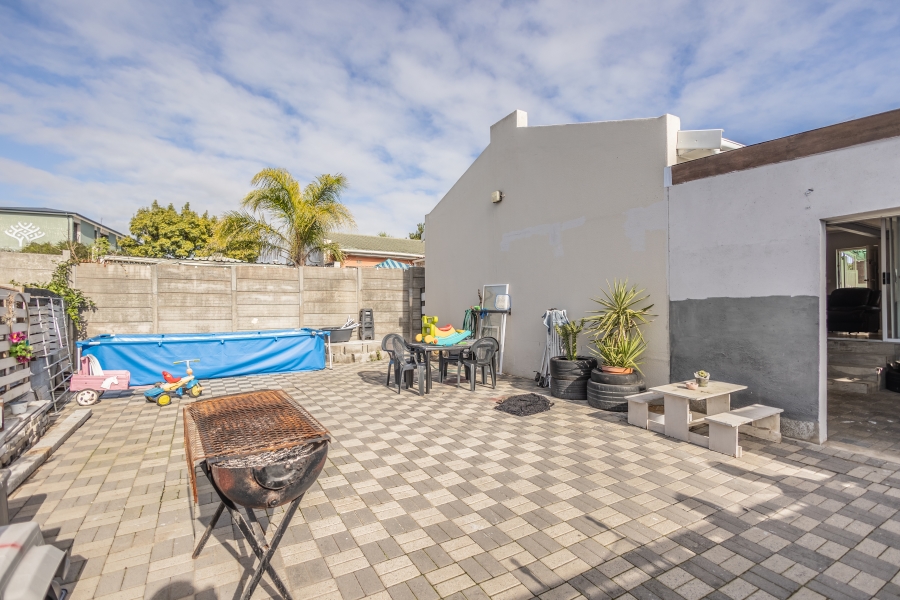 2 Bedroom Property for Sale in Oakglen Western Cape